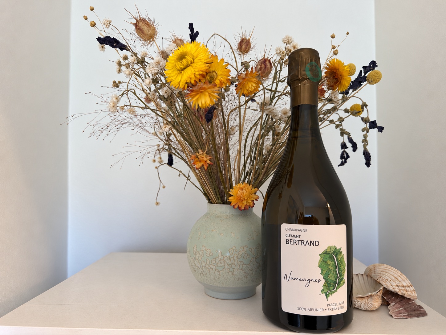 Narcevignes fra Champagne Clément Bertrand med tørrede blomster og muslingeskaller