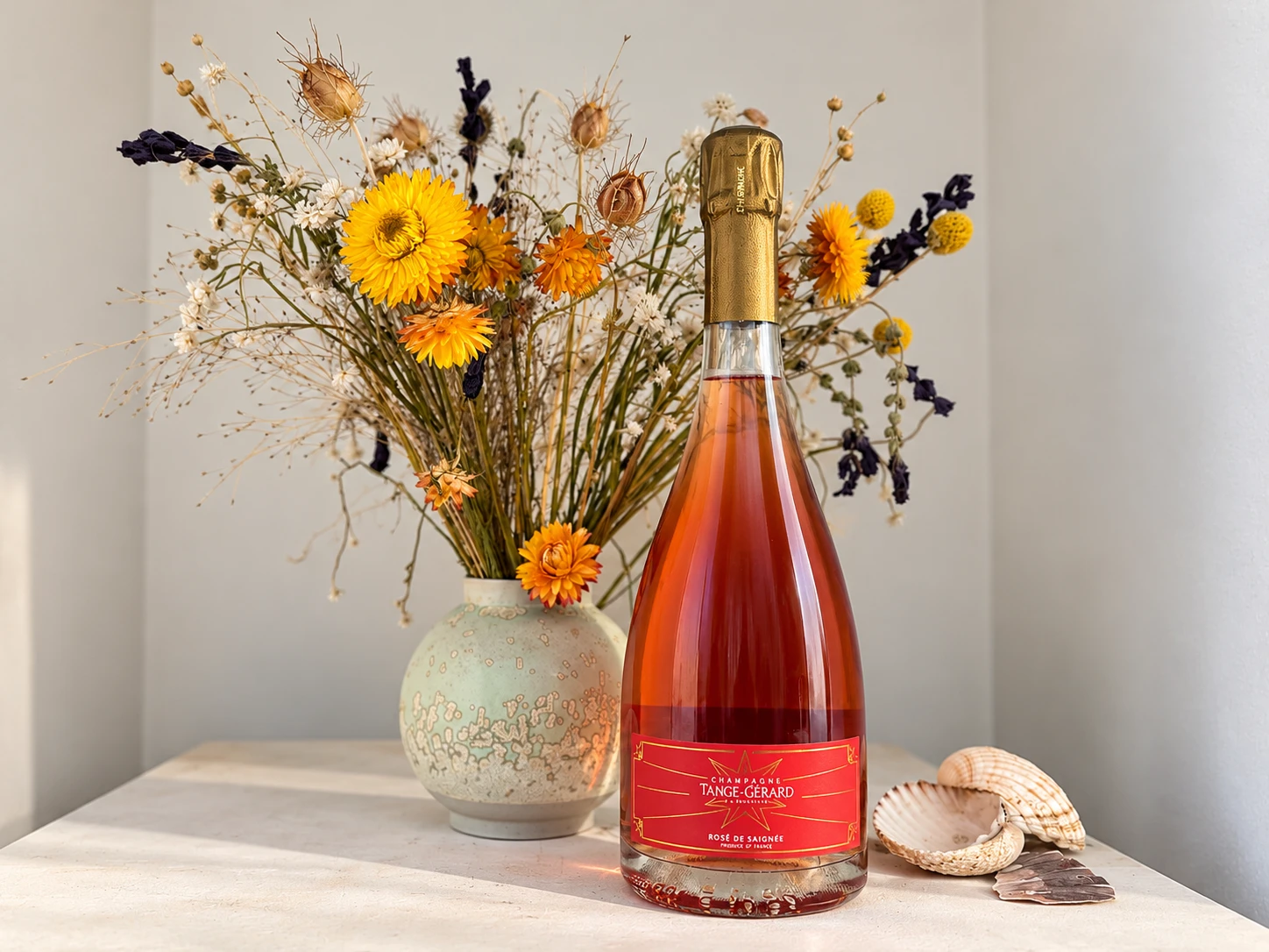 Rosé de Saignée fra Tange-Gérard med tørrede blomster og muslingeskaller